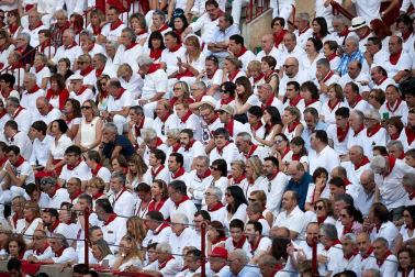 Público asistente a la Plaza de Toros de Pamplona durante la cuarta corrida de la Feria del Toro 2018.