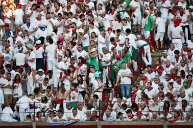Público asistente a la Plaza de Toros de Pamplona durante la cuarta corrida de la Feria del Toro 2018.