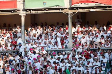 Público asistente a la Plaza de Toros de Pamplona durante la cuarta corrida de la Feria del Toro 2018.