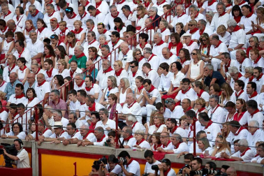 Público asistente a la Plaza de Toros de Pamplona durante la cuarta corrida de la Feria del Toro 2018.