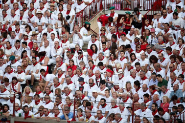 Público asistente a la Plaza de Toros de Pamplona durante la cuarta corrida de la Feria del Toro 2018.