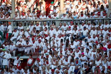 Público asistente a la Plaza de Toros de Pamplona durante la cuarta corrida de la Feria del Toro 2018.