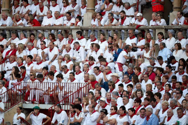 Público asistente a la Plaza de Toros de Pamplona durante la cuarta corrida de la Feria del Toro 2018.