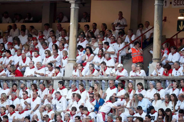 Público asistente a la Plaza de Toros de Pamplona durante la cuarta corrida de la Feria del Toro 2018.