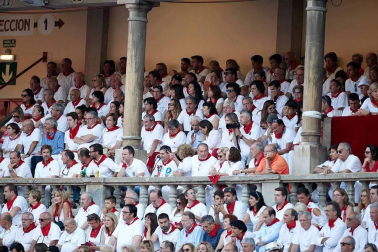 Público asistente a la Plaza de Toros de Pamplona durante la cuarta corrida de la Feria del Toro 2018.