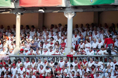 Público asistente a la Plaza de Toros de Pamplona durante la cuarta corrida de la Feria del Toro 2018.