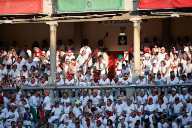 Público asistente a la Plaza de Toros de Pamplona durante la cuarta corrida de la Feria del Toro 2018.