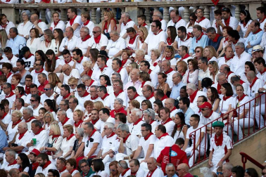 Público asistente a la Plaza de Toros de Pamplona durante la cuarta corrida de la Feria del Toro 2018.