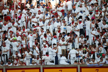 Público asistente a la Plaza de Toros de Pamplona durante la cuarta corrida de la Feria del Toro 2018.