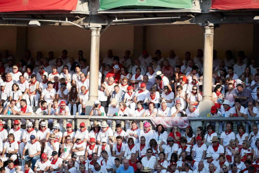 Público asistente a la Plaza de Toros de Pamplona durante la cuarta corrida de la Feria del Toro 2018.