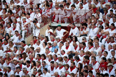 Público asistente a la Plaza de Toros de Pamplona durante la cuarta corrida de la Feria del Toro 2018.