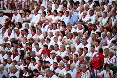 Público asistente a la Plaza de Toros de Pamplona durante la cuarta corrida de la Feria del Toro 2018.