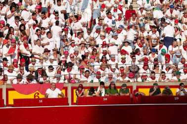 Público asistente a la Plaza de Toros de Pamplona durante la cuarta corrida de la Feria del Toro 2018.