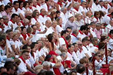 Público asistente a la Plaza de Toros de Pamplona durante la cuarta corrida de la Feria del Toro 2018.