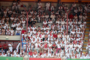 Público asistente a la Plaza de Toros de Pamplona durante la cuarta corrida de la Feria del Toro 2018.