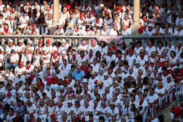 Público asistente a la Plaza de Toros de Pamplona durante la cuarta corrida de la Feria del Toro 2018.