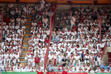 Público asistente a la Plaza de Toros de Pamplona durante la cuarta corrida de la Feria del Toro 2018.
