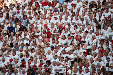 Público asistente a la Plaza de Toros de Pamplona durante la cuarta corrida de la Feria del Toro 2018.