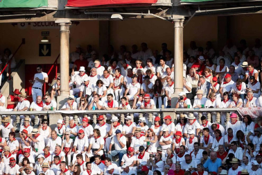 Público asistente a la Plaza de Toros de Pamplona durante la cuarta corrida de la Feria del Toro 2018.