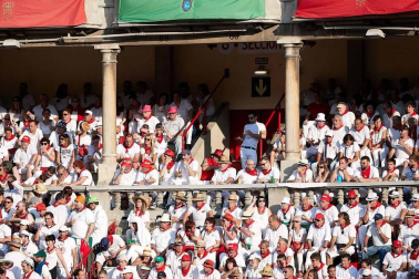 Público asistente a la Plaza de Toros de Pamplona durante la cuarta corrida de la Feria del Toro 2018.