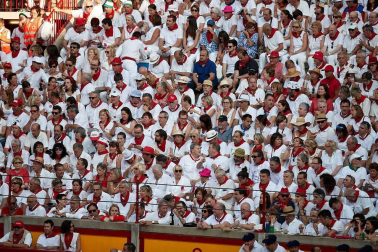 Público asistente a la Plaza de Toros de Pamplona durante la cuarta corrida de la Feria del Toro 2018.