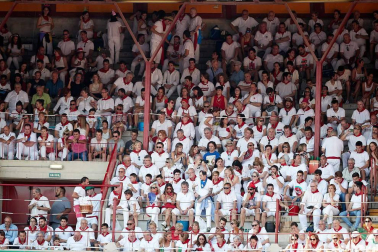Público asistente a la Plaza de Toros de Pamplona durante la cuarta corrida de la Feria del Toro 2018.
