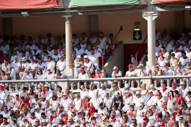 Público asistente a la Plaza de Toros de Pamplona durante la cuarta corrida de la Feria del Toro 2018.