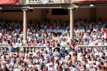 Público asistente a la Plaza de Toros de Pamplona durante la cuarta corrida de la Feria del Toro 2018.