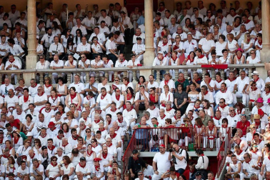 Público asistente a la Plaza de Toros de Pamplona durante la cuarta corrida de la Feria del Toro 2018.