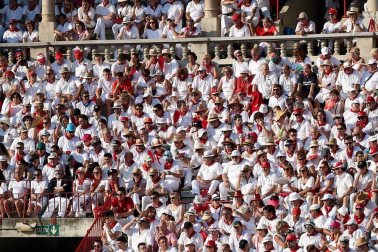 Público asistente a la Plaza de Toros de Pamplona durante la cuarta corrida de la Feria del Toro 2018.