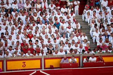 Público asistente a la Plaza de Toros de Pamplona durante la cuarta corrida de la Feria del Toro 2018.