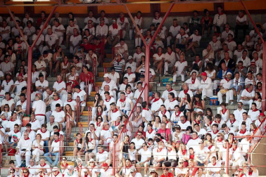 Público asistente a la Plaza de Toros de Pamplona durante la cuarta corrida de la Feria del Toro 2018.