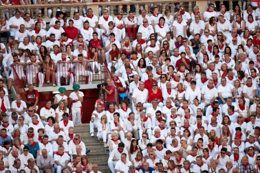 Público asistente a la Plaza de Toros de Pamplona durante la cuarta corrida de la Feria del Toro 2018.