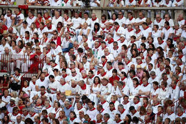Público asistente a la Plaza de Toros de Pamplona durante la cuarta corrida de la Feria del Toro 2018.