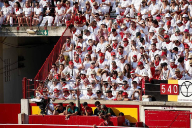 Público asistente a la Plaza de Toros de Pamplona durante la cuarta corrida de la Feria del Toro 2018.