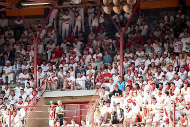 Público asistente a la Plaza de Toros de Pamplona durante la cuarta corrida de la Feria del Toro 2018.