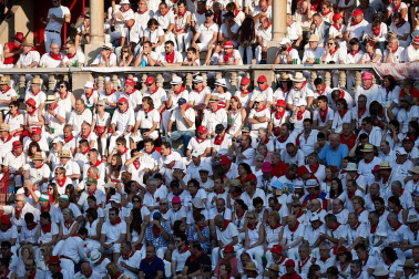 Público asistente a la Plaza de Toros de Pamplona durante la cuarta corrida de la Feria del Toro 2018.
