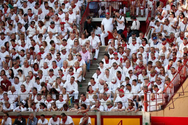 Público asistente a la Plaza de Toros de Pamplona durante la cuarta corrida de la Feria del Toro 2018.