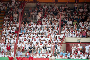 Público asistente a la Plaza de Toros de Pamplona durante la cuarta corrida de la Feria del Toro 2018.