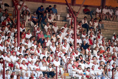 Público asistente a la Plaza de Toros de Pamplona durante la cuarta corrida de la Feria del Toro 2018.