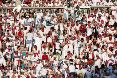 Público asistente a la Plaza de Toros de Pamplona durante la cuarta corrida de la Feria del Toro 2018.