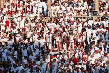 Público asistente a la Plaza de Toros de Pamplona durante la cuarta corrida de la Feria del Toro 2018.