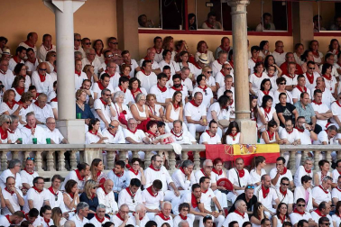 Público asistente a la Plaza de Toros de Pamplona durante la cuarta corrida de la Feria del Toro 2018.