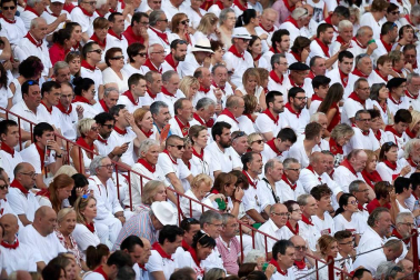 Público asistente a la Plaza de Toros de Pamplona durante la cuarta corrida de la Feria del Toro 2018.