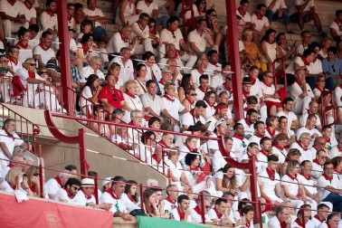 Público asistente a la Plaza de Toros de Pamplona durante la cuarta corrida de la Feria del Toro 2018.