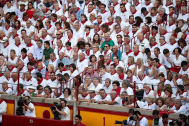 Público asistente a la Plaza de Toros de Pamplona durante la cuarta corrida de la Feria del Toro 2018.