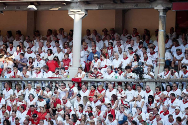 Público asistente a la Plaza de Toros de Pamplona durante la cuarta corrida de la Feria del Toro 2018.