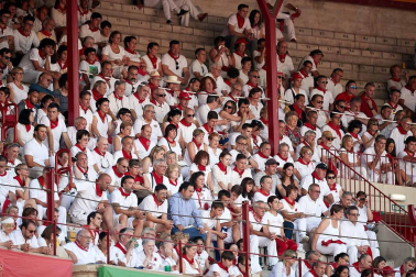 Público asistente a la Plaza de Toros de Pamplona durante la cuarta corrida de la Feria del Toro 2018.