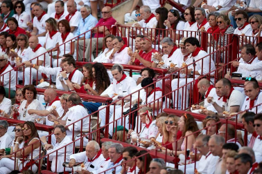 Público asistente a la Plaza de Toros de Pamplona durante la cuarta corrida de la Feria del Toro 2018.