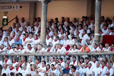 Público asistente a la Plaza de Toros de Pamplona durante la cuarta corrida de la Feria del Toro 2018.